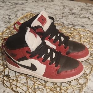 Jordan 1 Retro Mid (OG) Size 3Y